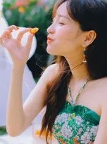 金莎身着肉色斑点连衣裙绽放甜美公主气质宛若童话精灵降临