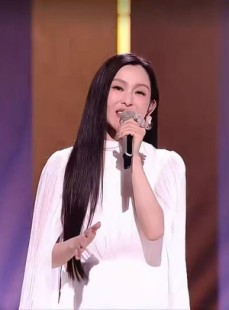 被骂十年后，她却在50岁这年主动唱起了那首“撕逼神曲”
