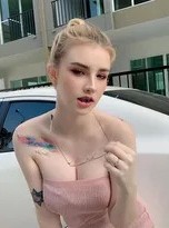 丰满纹身美女的跳跃瞬间：街拍艺术与身体美学的探索