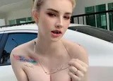 丰满纹身美女的跳跃瞬间：街拍艺术与身体美学的探索