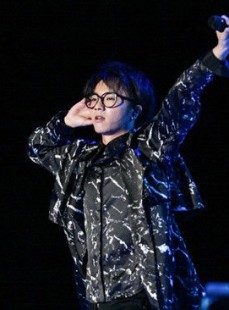 嗓音被嘲却坐稳歌王宝座，华晨宇凭什么？