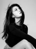 墨影流光间 李沁的黑白梦境绮想