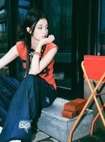 红砖巷弄间的一抹亮色王楚然慵懒街拍诠释随性美学