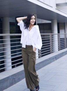 王鸥都市光影间展露千面风尚 柔美色彩碰撞干练穿搭点亮街头