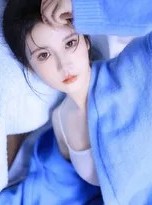 粉蓝交织的纯欲诗篇 丸子头少女的私房光影絮语