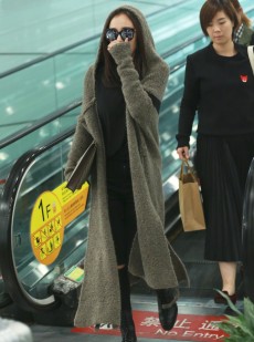 杨幂灰色长款大衣演绎初冬高冷风机场瞬间定格摩登气场