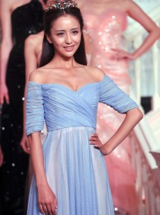 仙姿缥缈：佟丽娅薄纱漫舞勾勒灵动诗篇