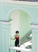 秦岚短发红黑渐变礼服造型冷艳登场