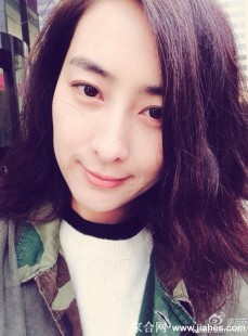 红唇御窗影 悠然阅时光