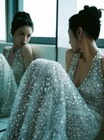 田曦薇私房写真演绎闪耀蜕变深V钻裙展露多元魅力