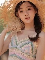 黄昏之约：白裙少女的动人瞬间