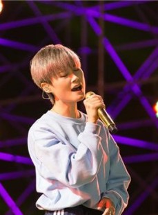 被传嫁法国老头十几年，42岁李宇春一张照片揭穿所有谎言
