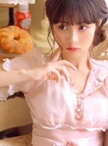 粉色闺房中的齐刘海少女
