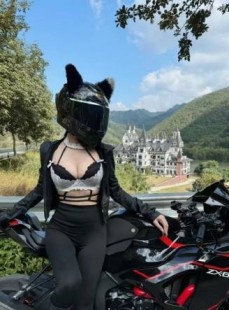 情趣内衣女骑士的摩托风采