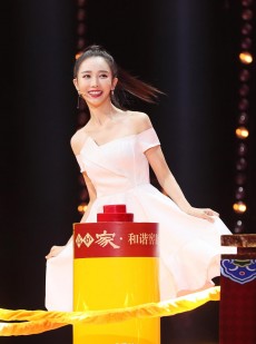 潘时七一袭白衣如月光倾泻 裙摆摇曳间尽显凝脂美肌
