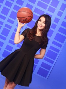陈紫函现场优雅亮相黑色短裙展露自信风采
