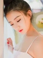 粉裙丸子头少女写真：捕捉春日里的浪漫与灵动