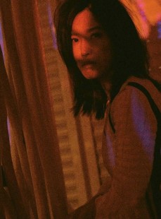 杨子姗红蓝光影大片展现慵懒迷幻魅力