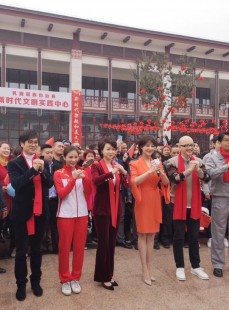 荧屏内外胡蝶的优雅蝶变从新闻主播到公益大使的多面人生