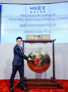 何猷君：最年轻纳市敲钟人，为何难逃豪门撕扯？