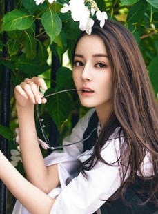 春意盎然笑靥如花迪丽热巴唯美写真绽放米兰街头