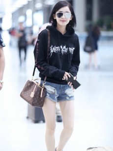 古力娜扎机场随性穿搭展甜美笑容青春活力四溢