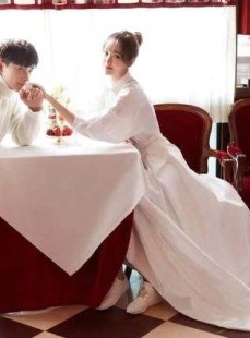 从“婚变”到“最美辟谣”：唐嫣罗晋新加坡同游，打了谁的脸？