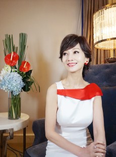 72岁红毯压轴、穿皮衣打架子鼓：赵雅芝凭什么让全网忘了她的年
