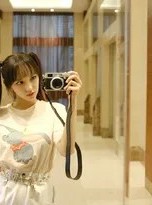 双马尾少女的自拍艺术