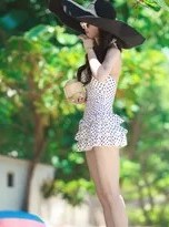 田曦薇海边漫游记 波点比基尼漾开夏日甜梦