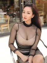 静椅丰韵少妇撩发风情图