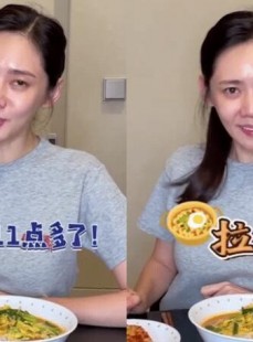 44岁于晓光近况意外曝光，秋瓷炫一句“刷卡买包”撕开婚姻真面目