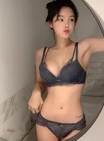 林间精灵的俏皮诗篇：户外内衣写真中的自然与灵动