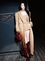 王楚然秋日驼色大衣短裤套装气质写真全解析
