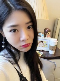 红唇映雪肤侧颜似画邓家佳自拍展轻盈少女感