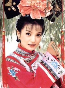 50岁赵薇近照曝光脸颊凹陷，昔日“小燕子”为何沦落至此？