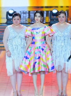 范冰冰身披彩虹折纸艺术华服惊艳亮相