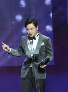避嫌五年后同台，肖战听到杨紫得奖那个下意识反应