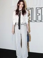 韩素希黑白风暴 衬衫领带配烟熏演绎危险浪漫