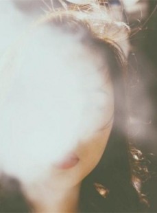 蜷缩的躯体与未曾言说的故事：解读那些关于孤独、坚韧与不舍的影像