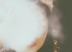 蜷缩的躯体与未曾言说的故事：解读那些关于孤独、坚韧与不舍的影像