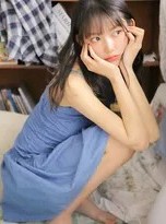 静谧光影中盛开 一位齐刘海女孩与岁月的温柔对白