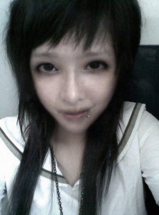 烟熏妆、蝎子纹身、自残照刷屏QQ空间