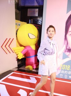 段奥娟黑裙露背惊艳金鸡红毯 提名影后展露新生代松弛风采