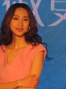 流光溢彩映佳人 张俪活动造型尽显优雅风华
