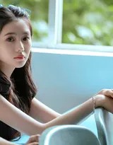 刘浩存黑裙重返校园光影流转中回望青涩与绽放  第1张