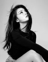 墨影流光间 李沁的黑白梦境绮想  第1张