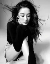 墨影流光间 李沁的黑白梦境绮想  第6张