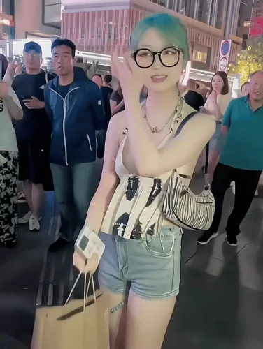 夏日光影间的时尚叙事：短袖与裙摆奏响的季风旋律  第1张