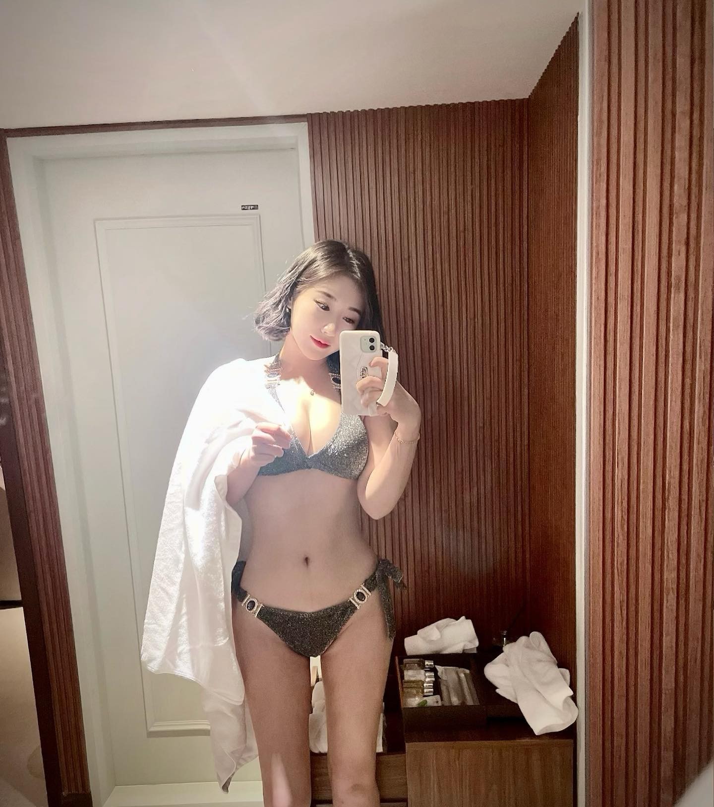 夏日序曲：闺蜜间的闪光比基尼试衣派对  第2张